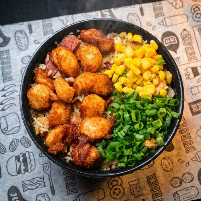 Mexido Mineiro com arroz, feijão, carne, linguiça, bacon, milho e isca de frango