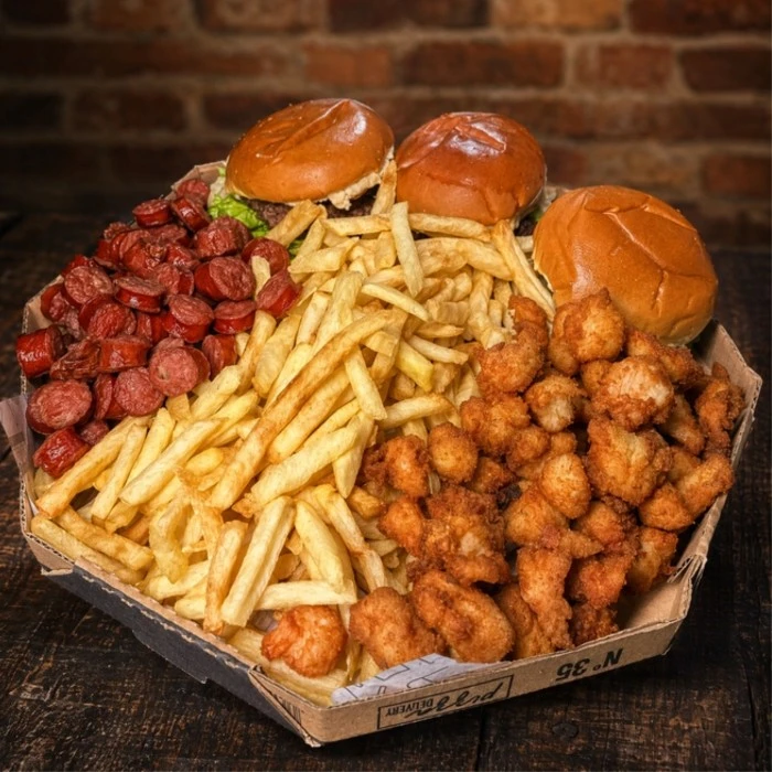 Pizza Burguer grande com três hambúrgueres, batatas fritas, iscas de frango e calabresa